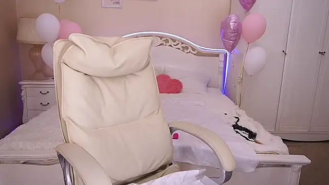 KiraRoxx online show from 02-19-25, 08:10