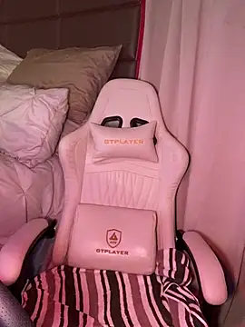 CrownedNyaries online show from 01-03-25, 03:22