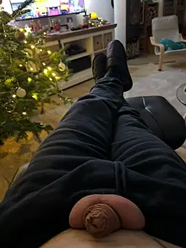 Snapshot of rundum40 chatting on 12-13-24, 04:49 rundum40 online show from 12-13-24, 04:49