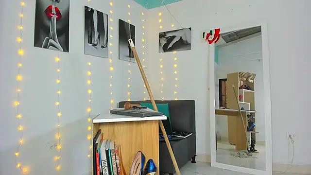 Snapshot of Zhara_becherovka chatting on 01-09-25, 07:29 Zhara becherovka online show from 01-09-25, 07:29