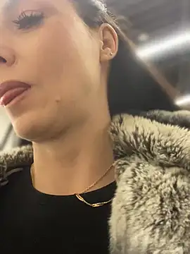 Snapshot of Roxana-Sexy chatting on 12-27-24, 08:56 Roxana-Sexy online show from 12-27-24, 08:56