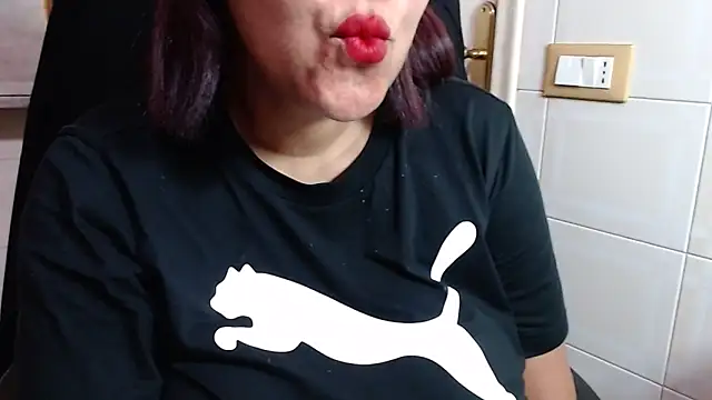 Snapshot of Foxlady2271 chatting on 05-26-26, 11:12 Foxlady2271 online show from 05-26-26, 11:12