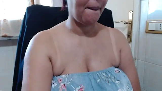 Snapshot of Foxlady2271 chatting on 05-31-26, 10:22 Foxlady2271 online show from 05-31-26, 10:22