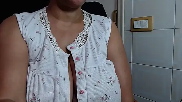 Snapshot of Foxlady2271 chatting on 06-11-26, 11:25 Foxlady2271 online show from 06-11-26, 11:25