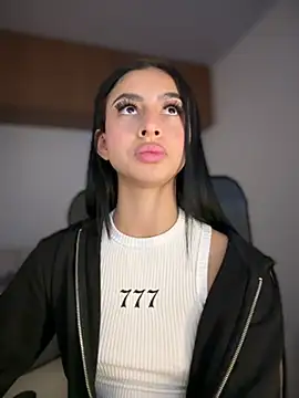 Snapshot of maddy_bronw_ chatting on 03-08-25, 04:23 maddy bronw online show from 03-08-25, 04:23