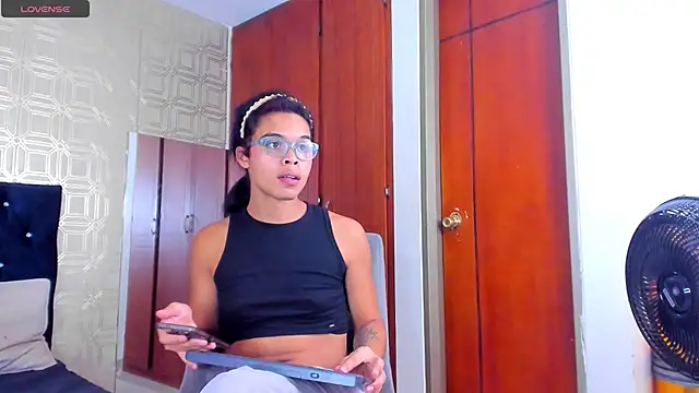 Snapshot of evelyn_wine chatting on 03-08-25, 12:11 evelyn wine online show from 03-08-25, 12:11