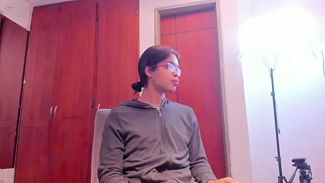 Snapshot of evelyn_wine chatting on 09-20-25, 07:04 evelyn wine online show from 09-20-25, 07:04