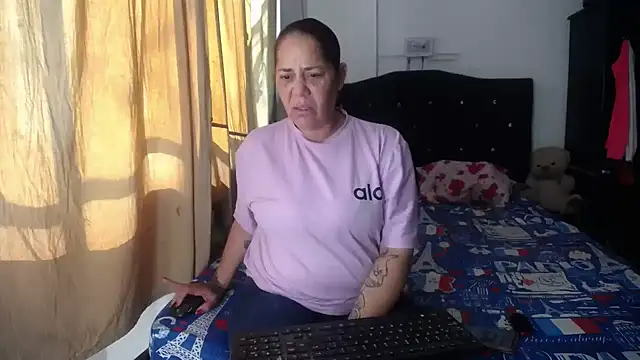 Snapshot of merryymaturee_ chatting on 10-15-25, 01:22 merryymaturee online show from 10-15-25, 01:22