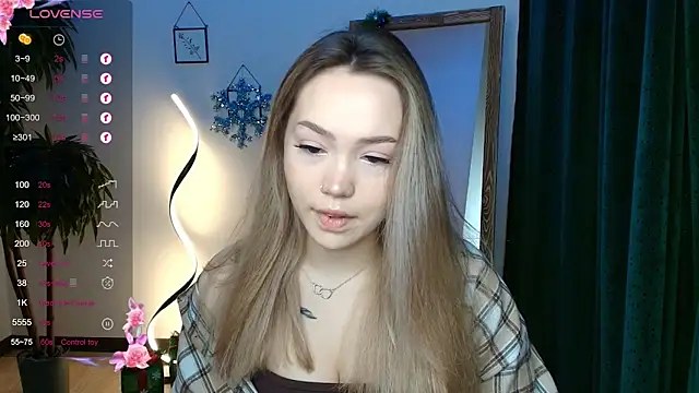 Snapshot of Evia_r0se chatting on 12-17-24, 02:23 Evia r0se online show from 12-17-24, 02:23