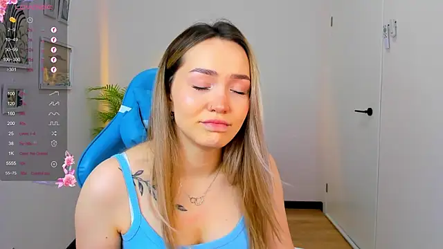 Snapshot of Evia_r0se chatting on 12-19-24, 11:29 Evia r0se online show from 12-19-24, 11:29