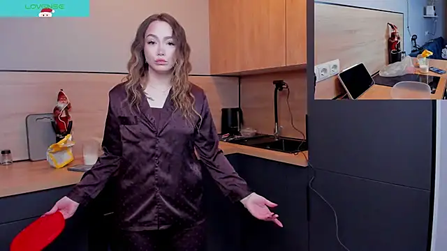 Snapshot of Evia_r0se chatting on 12-19-25, 05:42 Evia r0se online show from 12-19-25, 05:42