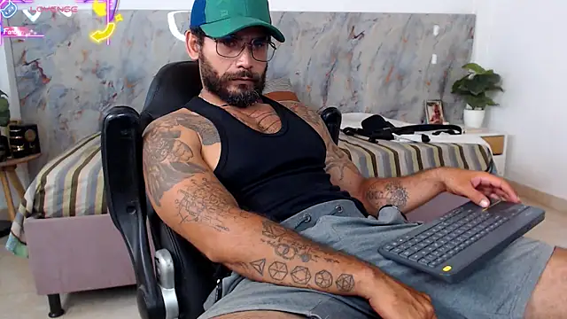 Snapshot of hanz_col chatting on 04-21-26, 11:18 hanz col online show from 04-21-26, 11:18
