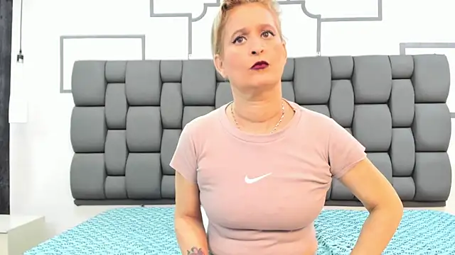 Snapshot of Jade_squirtt chatting on 10-17-25, 12:41 Jade squirtt online show from 10-17-25, 12:41