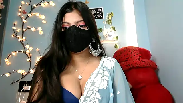 Snapshot of Reena_Singh53 chatting on 11-21-25, 01:43 Reena Singh53 online show from 11-21-25, 01:43