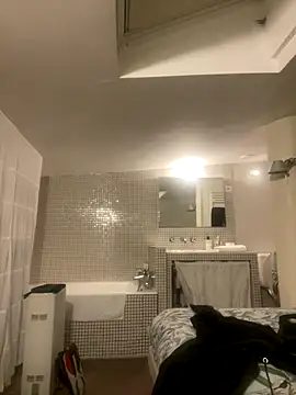 Snapshot of MaxVain chatting on 11-19-25, 08:42 MaxVain online show from 11-19-25, 08:42