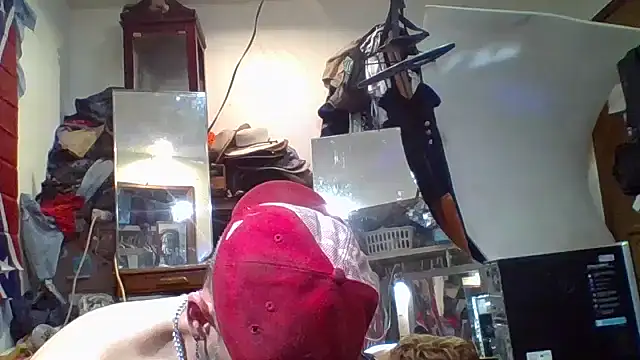 Snapshot of slinginbigD chatting on 09-30-25, 11:43 slinginbigD online show from 09-30-25, 11:43