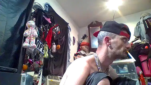 Snapshot of slinginbigD chatting on 10-11-25, 03:28 slinginbigD online show from 10-11-25, 03:28