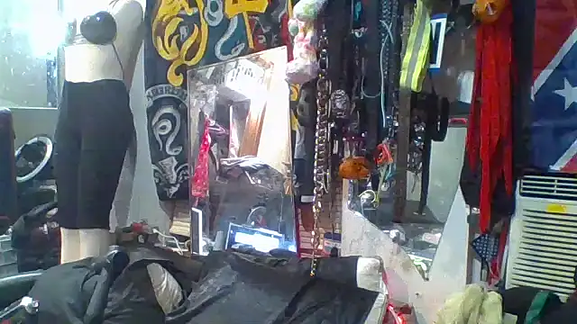 Snapshot of slinginbigD chatting on 11-02-25, 04:04 slinginbigD online show from 11-02-25, 04:04