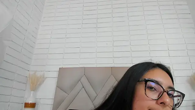 Isis Osman online show from 10-28-25, 07:05