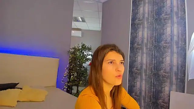 Snapshot of Laura_Leee chatting on 01-18-25, 06:24 Laura Leee online show from 01-18-25, 06:24