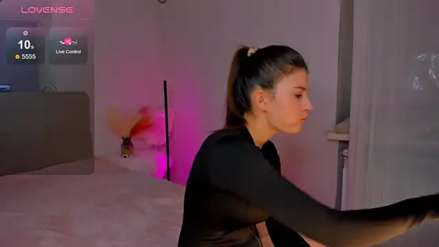 Snapshot of Laura_Leee chatting on 02-18-25, 09:32 Laura Leee online show from 02-18-25, 09:32