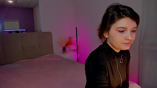 Snapshot of Laura_Leee chatting on 02-21-25, 06:29 Laura Leee online show from 02-21-25, 06:29