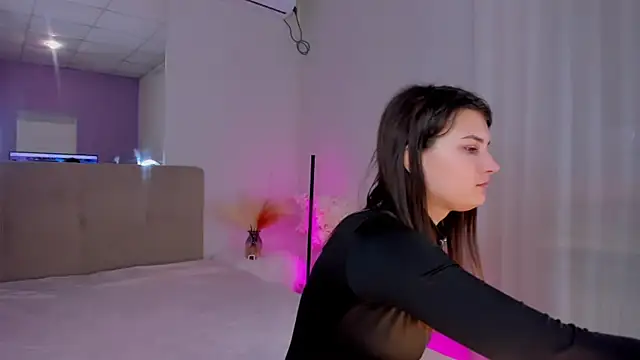 Snapshot of Laura_Leee chatting on 03-06-25, 06:30 Laura Leee online show from 03-06-25, 06:30