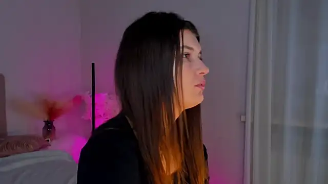 Snapshot of Laura_Leee chatting on 03-08-25, 06:10 Laura Leee online show from 03-08-25, 06:10