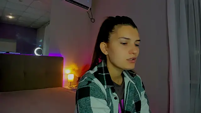 Snapshot of Laura_Leee chatting on 09-12-25, 05:29 Laura Leee online show from 09-12-25, 05:29