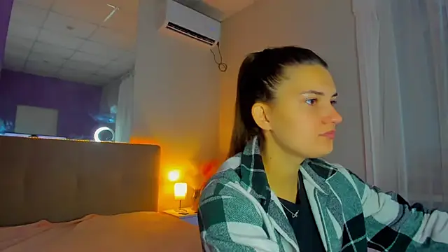 Snapshot of Laura_Leee chatting on 09-19-25, 05:31 Laura Leee online show from 09-19-25, 05:31