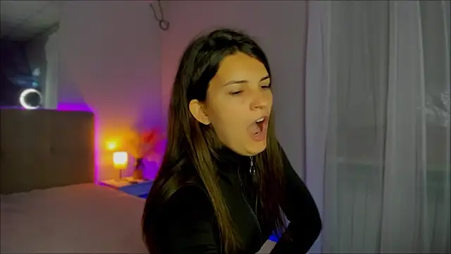 Snapshot of Laura_Leee chatting on 09-20-25, 05:30 Laura Leee online show from 09-20-25, 05:30