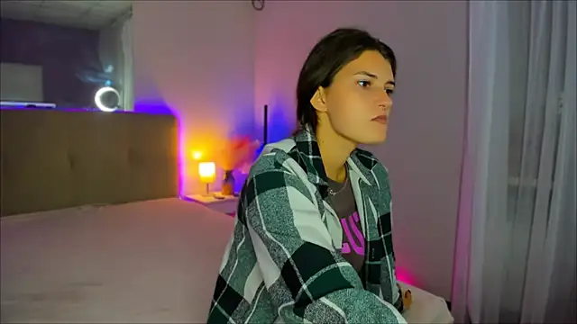 Snapshot of Laura_Leee chatting on 09-23-25, 05:32 Laura Leee online show from 09-23-25, 05:32