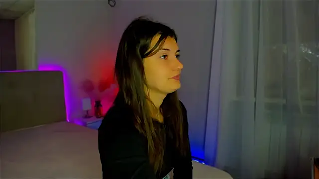 Snapshot of Laura_Leee chatting on 09-27-25, 05:23 Laura Leee online show from 09-27-25, 05:23