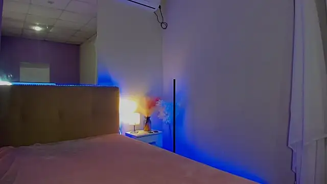 Snapshot of Laura_Leee chatting on 10-04-25, 05:05 Laura Leee online show from 10-04-25, 05:05