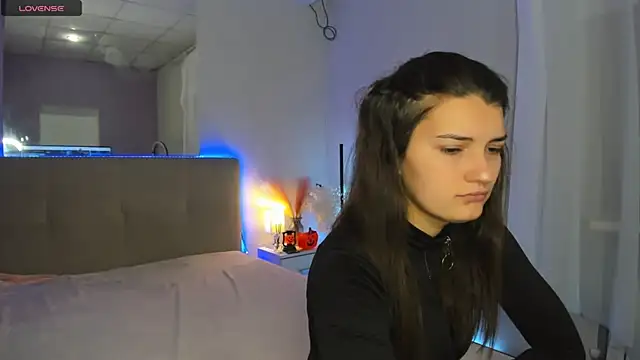 Snapshot of Laura_Leee chatting on 10-21-25, 05:19 Laura Leee online show from 10-21-25, 05:19