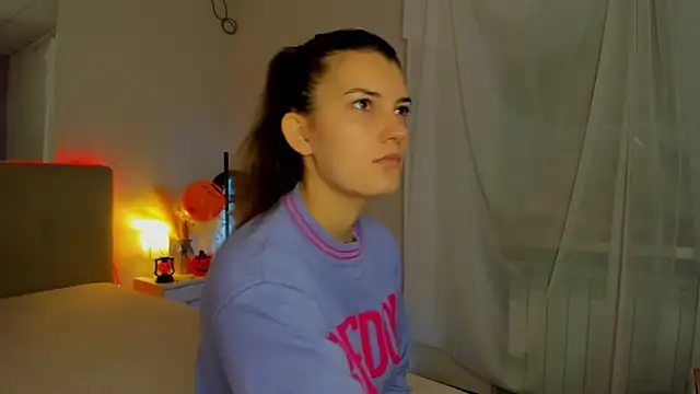 Snapshot of Laura_Leee chatting on 10-30-25, 06:15 Laura Leee online show from 10-30-25, 06:15