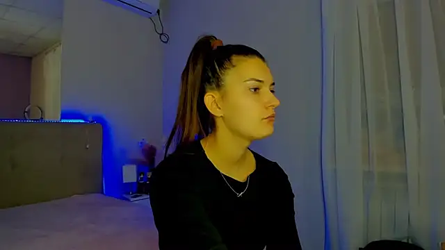 Snapshot of Laura_Leee chatting on 11-17-25, 06:19 Laura Leee online show from 11-17-25, 06:19