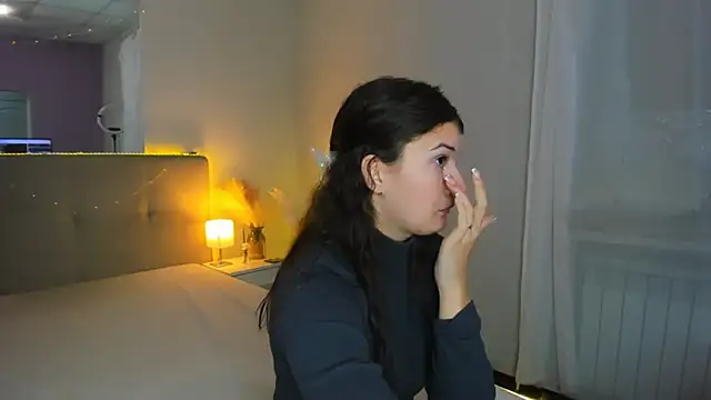 Snapshot of Laura_Leee chatting on 11-19-25, 06:02 Laura Leee online show from 11-19-25, 06:02