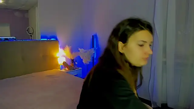 Snapshot of Laura_Leee chatting on 11-25-25, 06:02 Laura Leee online show from 11-25-25, 06:02