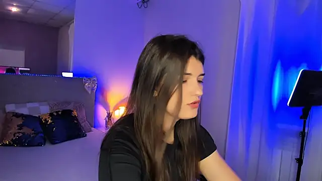 Snapshot of Laura_Leee chatting on 06-10-26, 05:07 Laura Leee online show from 06-10-26, 05:07