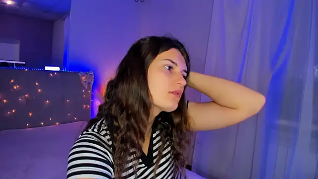 Snapshot of Laura_Leee chatting on 06-19-26, 04:50 Laura Leee online show from 06-19-26, 04:50