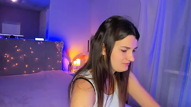 Snapshot of Laura_Leee chatting on 06-22-26, 04:53 Laura Leee online show from 06-22-26, 04:53