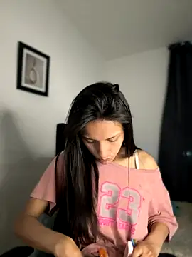 Snapshot of Dulceeany chatting on 11-30-25, 12:47 Dulceeany online show from 11-30-25, 12:47