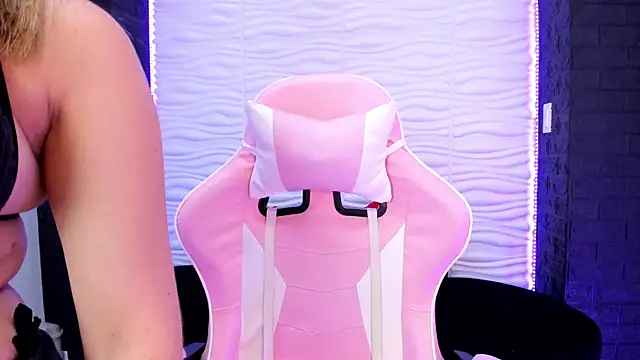 Snapshot of Bella_reaset18 chatting on 12-13-24, 07:32 Bella reaset18 online show from 12-13-24, 07:32