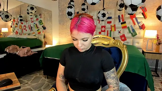 Snapshot of MelaniieRoux chatting on 06-14-26, 07:38 MelaniieRoux online show from 06-14-26, 07:38
