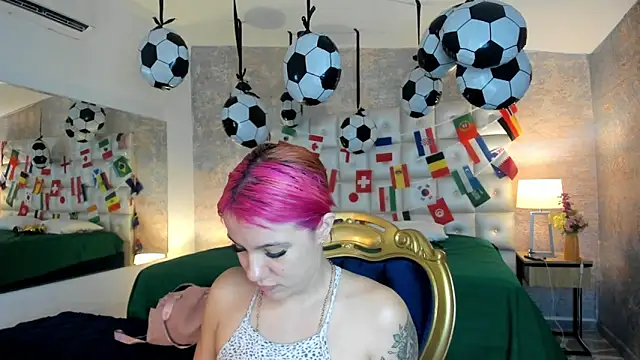 Snapshot of MelaniieRoux chatting on 06-15-26, 07:38 MelaniieRoux online show from 06-15-26, 07:38