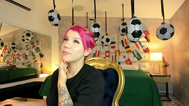 Snapshot of MelaniieRoux chatting on 06-16-26, 07:38 MelaniieRoux online show from 06-16-26, 07:38