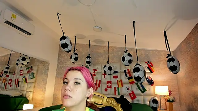Snapshot of MelaniieRoux chatting on 07-05-26, 02:57 MelaniieRoux online show from 07-05-26, 02:57