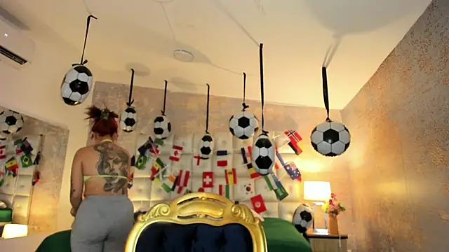 Snapshot of MelaniieRoux chatting on 07-17-26, 07:41 MelaniieRoux online show from 07-17-26, 07:41