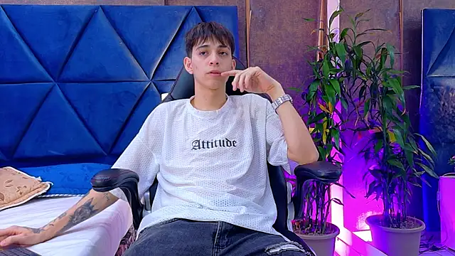 Snapshot of Lion_Foster01 chatting on 02-04-26, 10:58 Lion Foster01 online show from 02-04-26, 10:58
